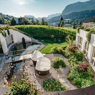 juffing-aussenansicht-zaubergarten-mit-biotop-rainer-hofmann