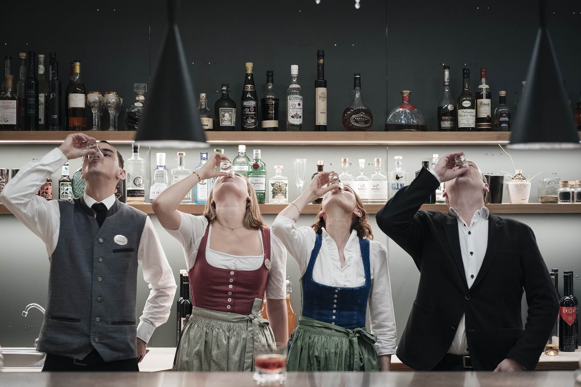 juffing-bar-gastgeber-und-mitarbeiter-west-1000877 juffing-bar-gastgeber-und-mitarbeiter-west-1000877