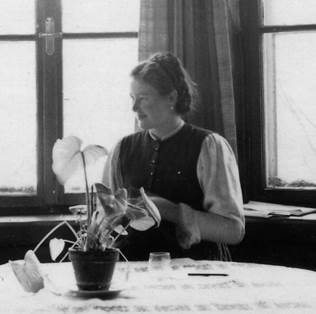 juffing-geschichte-frau-am-tisch-sw